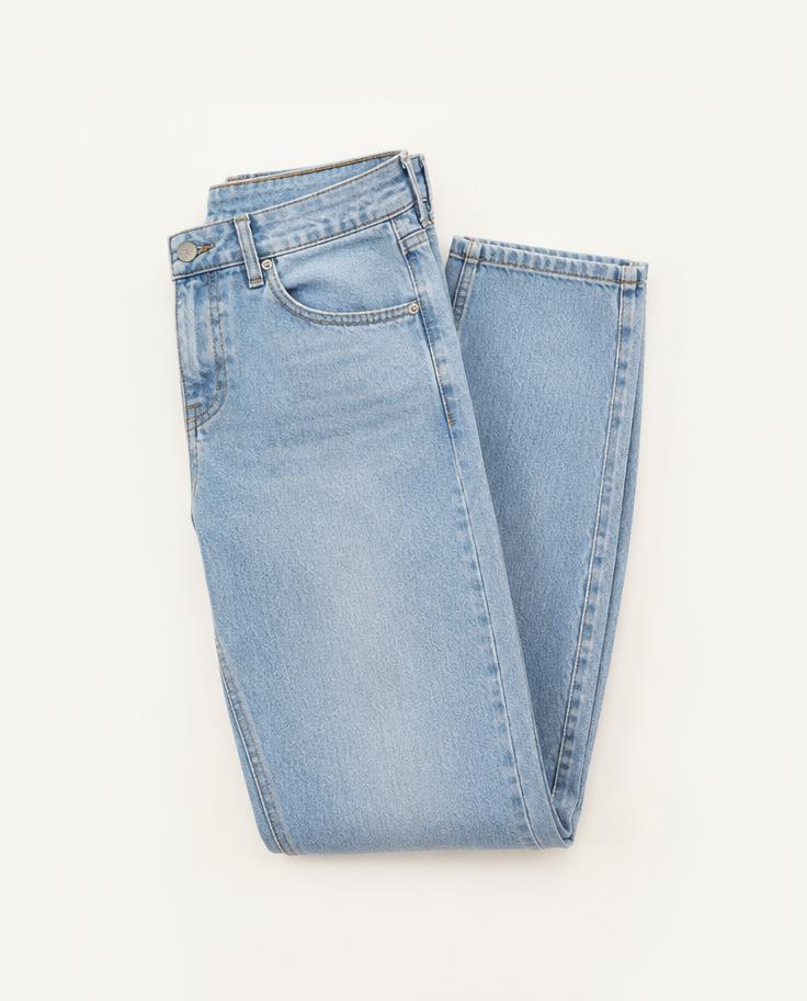 Straight-Leg Light Jean